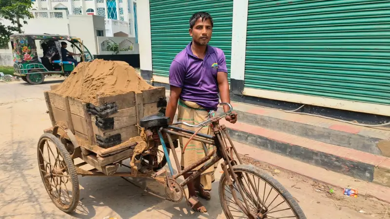 মে দিবসও চলছে সুমনের ভ্যান
