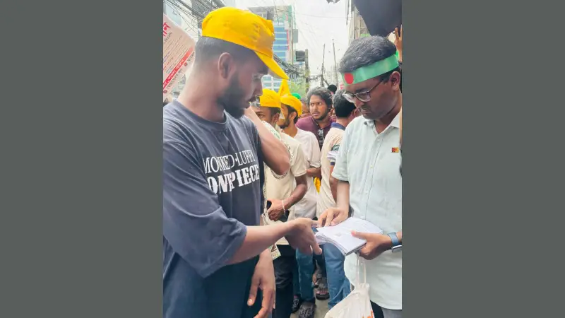 মাহবুব নাহিদের লেখা ‘জনতার জিয়া’ বইয়ের বিশেষ সংকলন বিতরণ মাহবুব নাহিদের লেখা ‘জনতার জিয়া’ বইয়ের বিশেষ সংকলন বিতরণ
