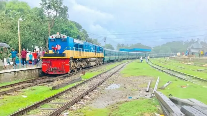 টিকিট চেকারের হয়রানি ও অনৈতিক ভাড়ার দাবি: রেলযাত্রায় একজন সচেতন যাত্রীর অভিজ্ঞতা টিকিট চেকারের হয়রানি ও অনৈতিক ভাড়ার দাবি: রেলযাত্রায় একজন সচেতন যাত্রীর অভিজ্ঞতা