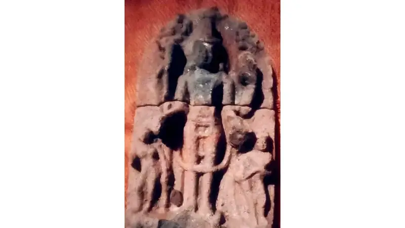 পুকুর খননকালে পাওয়া গেল প্রাচীন মূর্তি পুকুর খননকালে পাওয়া গেল প্রাচীন মূর্তি