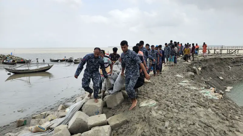 ভেঙে যাওয়া বাঁধ মেরামতে পাশে বাংলাদেশ নৌবাহিনী ভেঙে যাওয়া বাঁধ মেরামতে পাশে বাংলাদেশ নৌবাহিনী