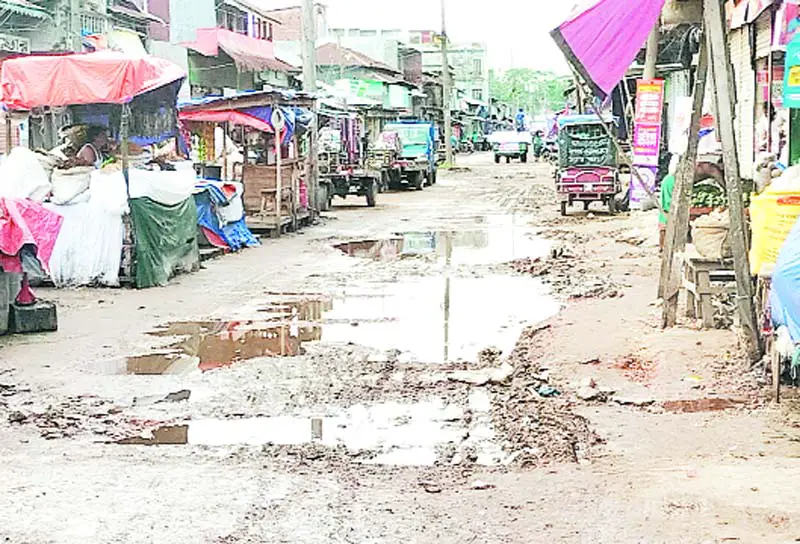 লালমোহন পৌরসভায় ড্রেনেজ ব্যবস্থা অকেজো, ভাঙা সড়ক লালমোহন পৌরসভায় ড্রেনেজ ব্যবস্থা অকেজো, ভাঙা সড়ক