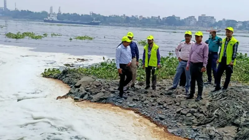 বুড়িগঙ্গায় বর্জ্য নিষ্কাশন: পরিবেশ অধিদপ্তরের যৌথ অভিযান বুড়িগঙ্গায় বর্জ্য নিষ্কাশন: পরিবেশ অধিদপ্তরের যৌথ অভিযান