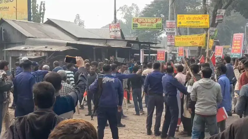 শ্রমিকদের দুই গ্রুপের সংঘর্ষ ! শ্রমিকদের দুই গ্রুপের সংঘর্ষ !