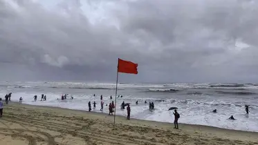 দেশের সমুদ্র বন্দরগুলোতে তিন নম্বর সতর্ক সংকেত