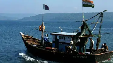 অবৈধভাবে মাছ ধরার অভিযোগে ভারতীয় ৮ জেলে আটক  