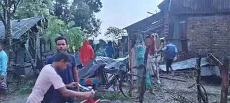 রাণীশংকৈলে হঠাৎ ঘূর্ণিঝড়, লণ্ডভণ্ড বাড়িঘর