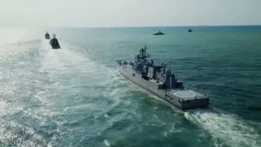 আমেরিকার রণতরী লোহিত সাগর ছেড়ে পালাচ্ছে!