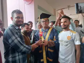জাবির সিনেট সভা শুরুর পূর্বে ফুলেল শুভেচ্ছা পেলেন জুলাই যোদ্ধা শিক্ষকরা