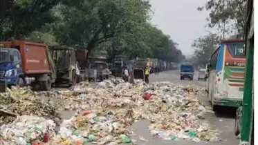 রাজধানীতে সড়কে ময়লা ফেলে পরিচ্ছন্নতাকর্মীদের বিক্ষোভ