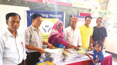 মীরসরাইয়ে শিক্ষার্থীর মাঝে রওশন শফিক ফাউন্ডেশনের শিক্ষা সামগ্রী বিতরণ