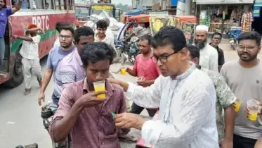 তাপদাহে ক্লান্ত শ্রমজীবীদের মাঝে শরবত বিতরণ করলেন বিএনপি নেতা আমিনুল