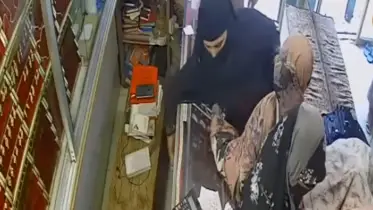ক্রেতা সেজে দিনদুপুরে যেভাবে কোটি টাকার স্বর্ণ চুরি করলেন ৫ নারী!