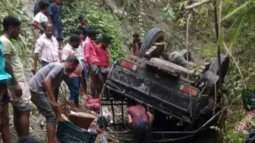 জীপগাড়ি খাদে পড়ে নিহত ১, শিশুসহ আহত ২৩ যাত্রী