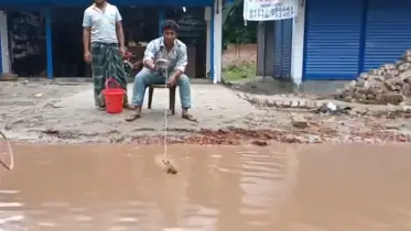 রাজবাড়ী হাসপাতাল সড়কে হাঁটুসমান পানি, বঁড়শি দিয়ে ধরা হচ্ছে মাছ!
