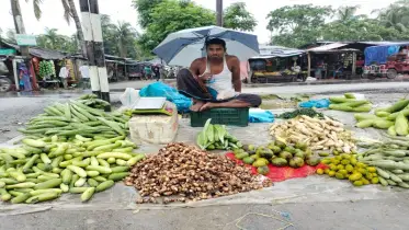 বাকেরগঞ্জে টানা তিন দিনের বৃষ্টিতে দুর্ভোগ বেড়েছে খেটে খাওয়া মানুষের