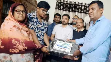 গুম হওয়া যুবদল কর্মীর স্বজনদের হাতে তারেক জিয়ার উপহার