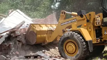 মহাসড়কের অবৈধ স্থাপনা উচ্ছেদ করেছে সড়ক বিভাগ