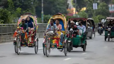চাপের মুখে আত্মঘাতী সিদ্ধান্ত: বৈধ হতে চলেছে কি ব্যাটারি অটোরিকশা?