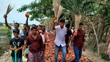 নিম্নমানের ইট দিয়ে সড়ক নির্মাণ, প্রকৌশলীর বিরুদ্ধে ঝাড়ু মিছিল