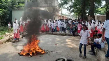 হাতিয়ায় প্রধান শিক্ষকের অনিয়মের বিরুদ্ধে সড়ক অবরোধ