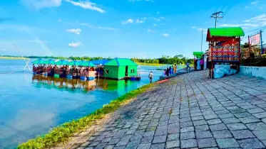 ফরাজীকান্দিতে অবৈধ ভাসমান রেস্টুরেন্টে পর্যটকের ভিড়