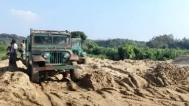 হালদা নদীতে বালু উত্তোলন, হুমকির মুখে মৎস্য প্রজনন