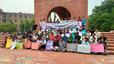 সাম্য হত্যার প্রতিবাদে জাবিতে কালো ব্যাজ ধারণ করে বিক্ষোভ