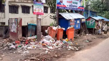ভাগাড়ে রূপ নিয়েছে হাসপাতালের প্রবেশপথ, ক্ষুব্ধ এলাকাবাসী