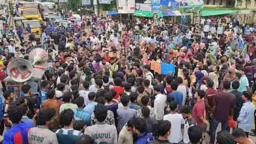 নোবিপ্রবির শিক্ষার্থীদের ওপর হামলার প্রতিবাদে সড়ক অবরোধ