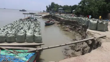 একদিকে বাঁধ, অন্যদিকে বালু কাটার লাইসেন্স!