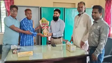 ফুলবাড়ীয়ায় হরেকৃষ্ণ বিদ্যালয় পরিদর্শন করেছেন ইউএনও আরিফুল ইসলাম
