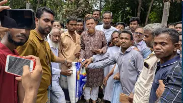 রাঙ্গুনিয়ায় অগ্নিদুর্গতদের পাশে বিএনপির মানবিক সহায়তা