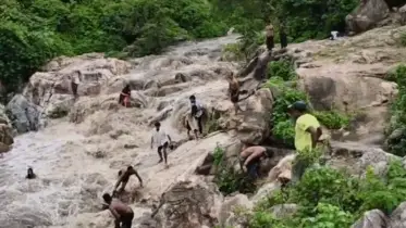 লাঙ্গুরিয়া ঝরনায় অল্পের জন্য বাঁচলেন ৬ পর্যটক নারী