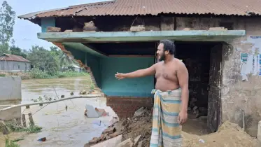 পাহাড়ি ঢলে এক রাতেই ভেসে গেল লাখ টাকার মাল, কাঁদছেন ব্যবসায়ী!