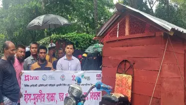 জেলেপাড়ায় বিকল্প পেশার স্বপ্ন বাস্তবায়নে হাঁস-মুরগি বিতরণ