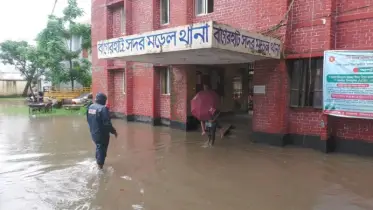 টানা বৃষ্টিতে হাঁটুপানি বাগেরহাটে, চরম দুর্ভোগে মানুষ