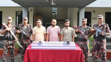 যশোরে দুই কোটি টাকার স্বর্ণের বারসহ তিন পাচারকারী আটক