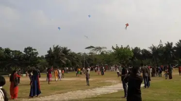 পহেলা বৈশাখে ঘুড়ি উৎসবে মাতল বাগেরহাটবাসী