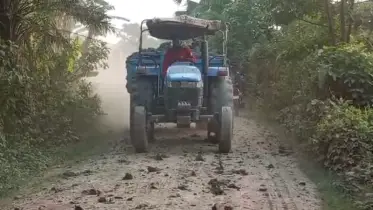 ইটভাটার মাটি টানা ট্রাকে নষ্ট হচ্ছে এলজিইডি’র রাস্তা, চরম দুর্ভোগে স্থানীয়রা