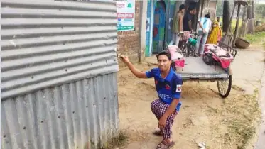 শারীরিক প্রতিবন্ধী হয়েও জীবন যুদ্ধে থেমে নেই রবিউল