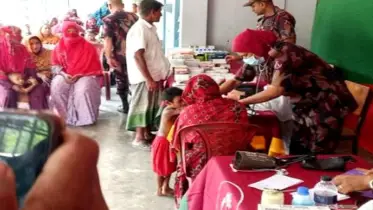 সীমান্তে অসহায় মানুষের পাশে দাঁড়াল বিজিবি