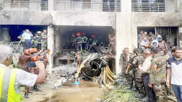 ঘনবসতিপূর্ণ শহরের আকাশে প্রশিক্ষণ বিমান!