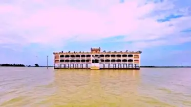 কিশোরগঞ্জে হাওরের বুকে দৃষ্টিনন্দন ভাসমান স্কুল, দেড় যুগ ধরে স্কুলটি জ্ঞানের আলো ছড়াচ্ছে 