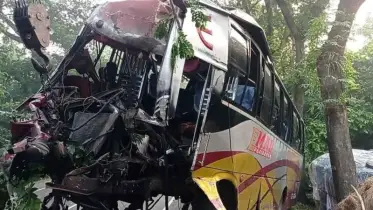 বাগেরহাটে গাছের সাথে যাত্রীবাহী বাসের ধাক্কা: নিহত ১, আহত ৮