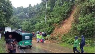 খাগড়াছড়িতে টানা বর্ষণে পাহাড় ধস, যান চলাচল বন্ধ, প্লাবিত নিম্নাঞ্চল