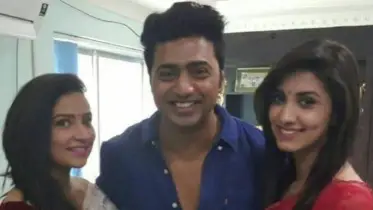 একই ফ্রেমে প্রাক্তন ও বর্তমান, রুক্মিণীর জন্যই কি দেবের বিচ্ছেদ হয়েছিল ?