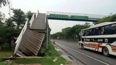 সীতাকুণ্ডে মৃত্যু ঝুঁকি নিয়ে মহাসড়ক পারাপার দুই হাজার শিক্ষার্থীর