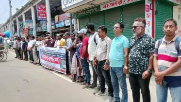 সাংবাদিক তুহিন হত্যার প্রতিবাদে রাজবাড়ীতে মানববন্ধন ও বিক্ষোভ