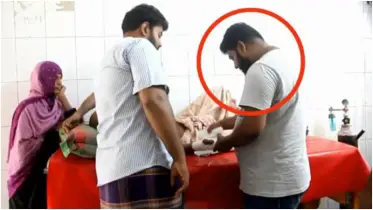 হাসপাতালে ওয়ার্ডবয় দিয়ে চলছে চিকিৎসা সেবা কার্যক্রম 